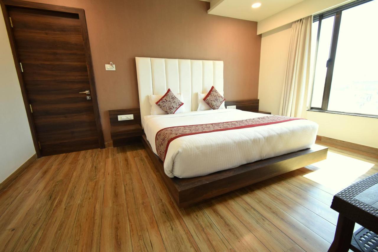 Hotel Pari Dwārka Екстериор снимка