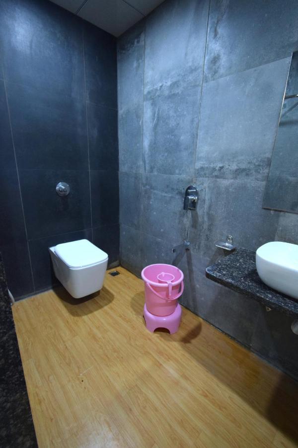 Hotel Pari Dwārka Екстериор снимка